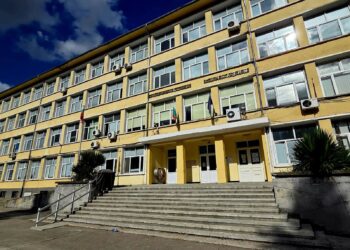 Ученици отказаха да влязат в час във Варна: Протестират пред Професионалната техническа гимназия