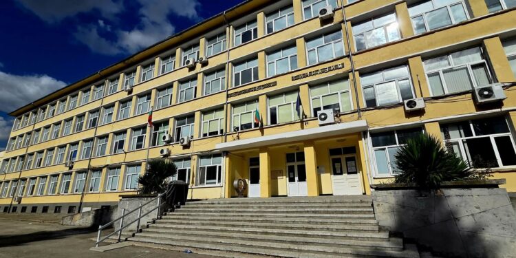 Ученици отказаха да влязат в час във Варна: Протестират пред Професионалната техническа гимназия