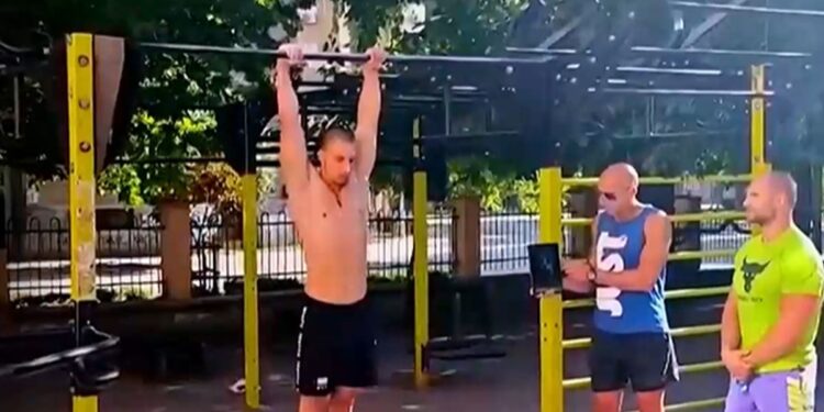 Симеон Михайлов от Варна влезе в рекордите на Гинес с набирания на лост по най-сложния начин